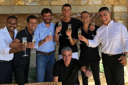 Cristiano Ronaldo junto a Andrea Agnelli y Jorge Mendes