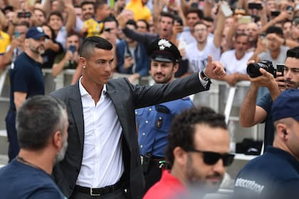 Cristiano Ronaldo llegó al centro de entrenamiento de Juventus y saludó a los hinchas