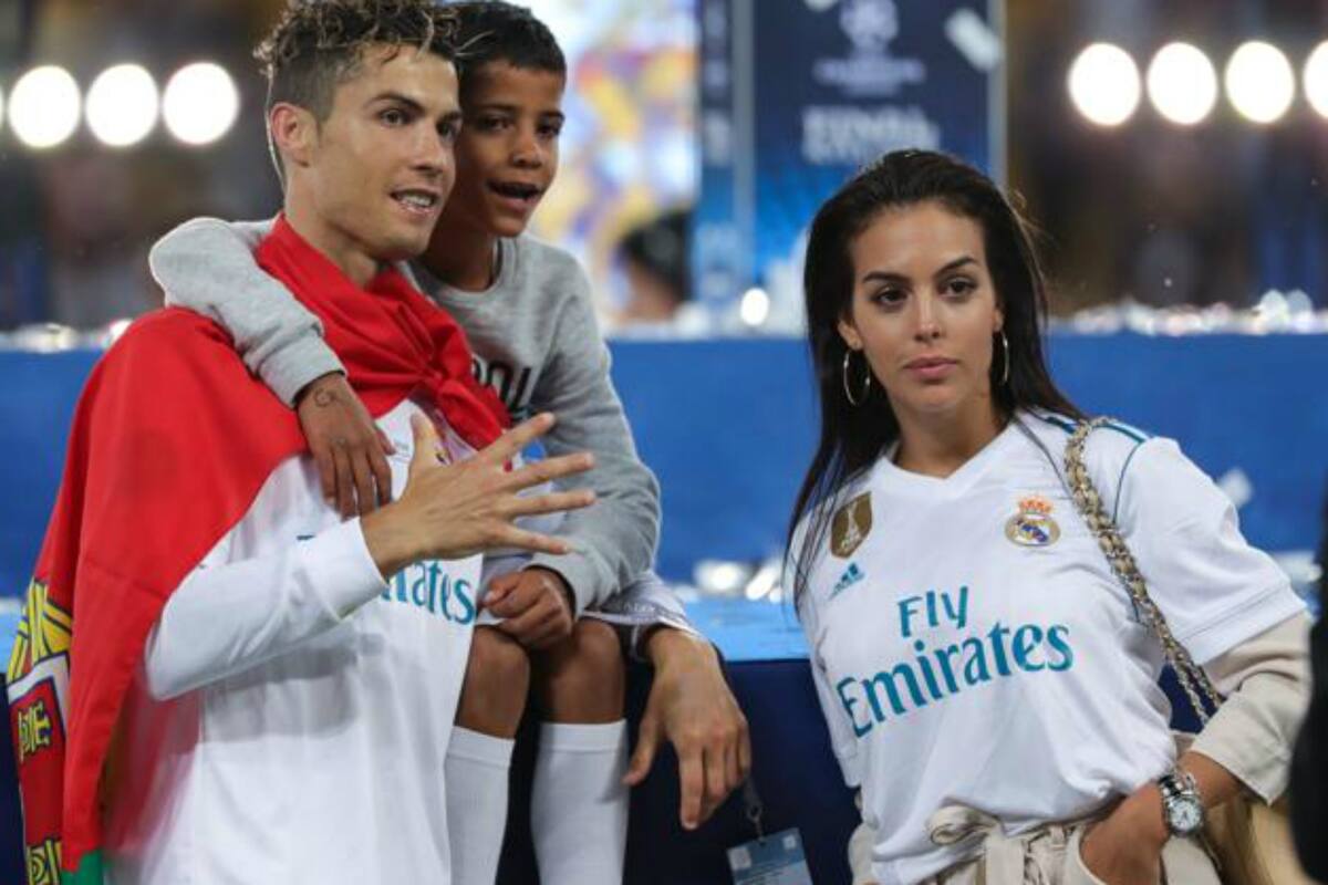 Cristiano, con Cristiano Jr. y Georgina, en el Bernabeu