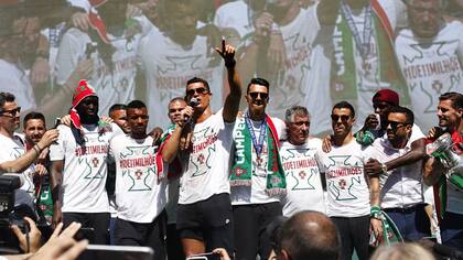 Cristiano en el festejo de Portugal