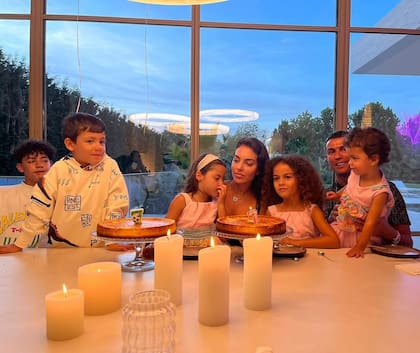 Cristiano Jr., Mateo, Eva, Alanis Martina y Bella Esmeralda junto a sus padres
