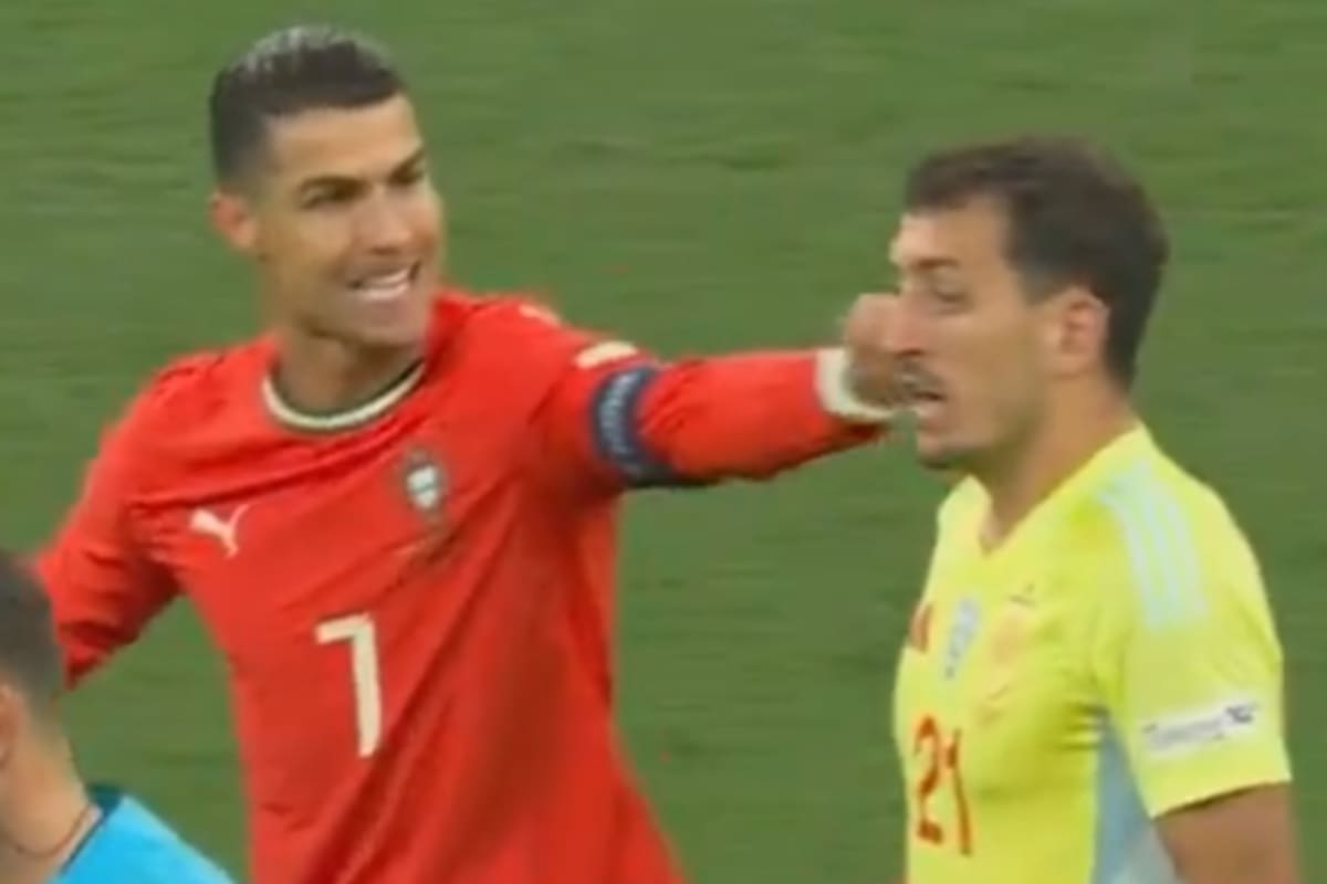 Cristiano le toca el rostro a Oyarzábal, tras la confirmación del 1 a 1 de Portugal a través del VAR
