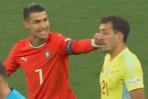 Cristiano le toca el rostro a Oyarzábal, tras la confirmación del 1 a 1 de Portugal a través del VAR