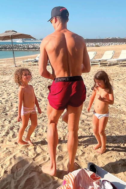 Cristiano, muy cariñoso con sus hijos, los entretiene en la playa.
