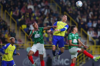 Cristiano no llegó a cabecear un centro que sí conectó su compañero brasileño Anderson Talisca (izquierda) para convertirlo en el 1-0 definitivo sobre Al Ettifaq.