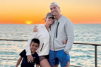 Cristiano posa con la argentina Georgina Rodríguez y su hijo Mateo con un atardecer de película como telón de fondo.