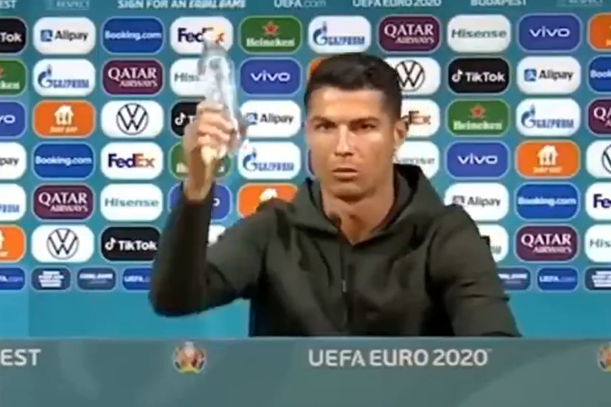 Cristiano promovió el consumo de agua por sobre el de gaseosas
