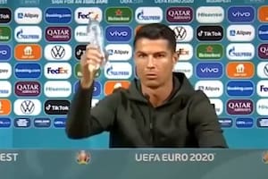 Cristiano promovió el consumo de agua por sobre el de gaseosas