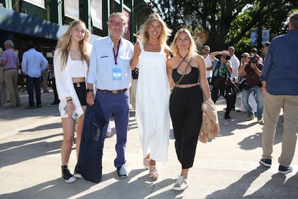 Cristiano Ratazzi Agnelli con su pareja, Gabriella Castellani y sus hijas, Justine y Catalina.
