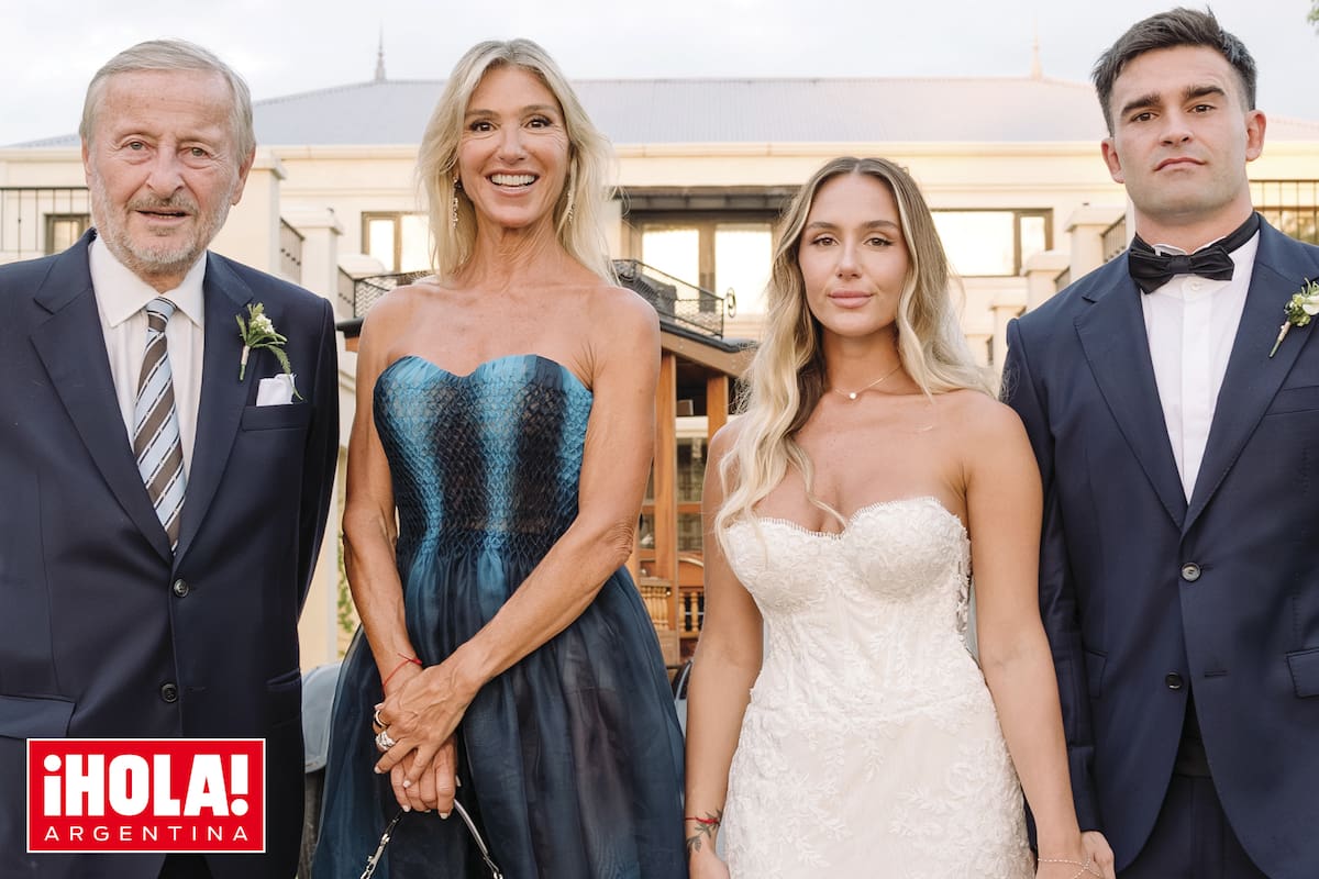 Cristiano Rattazzi y Gabriela Castellani posan con los novios en el jardín.