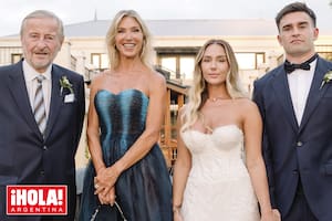 Cristiano Rattazzi y Gabriela Castellani posan con los novios en el jardín.