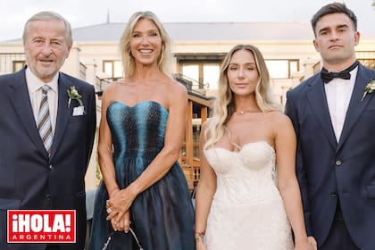 Cristiano Rattazzi y Gabriela Castellani posan con los novios en el jardín.