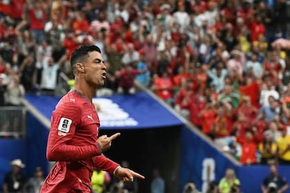 Cristiano Ronald celebra tras convertir el primer gol en el partido frente a Uzbekistán