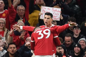 Cristiano Ronaldo acaba de convertir el tercer gol de Manchester United ante Burnley y se abraza con su compañero Scott McTominay; los Diablos Rojos llevan cinco encuentros sin derrotas y este jueves vencieron por 3-1