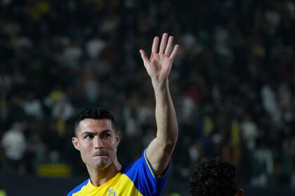Cristiano Ronaldo agradece al público durante su presentación oficial como nuevo jugador del Al-Nassr, en Riad, Arabia Saudí, el martes 3 de enero de 2023 (AP Foto/Amr Nabil)