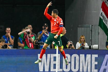 Cristiano Ronaldo brindó una entrevista en la que habló de todo. (Photo by Attila KISBENEDEK / AFP)