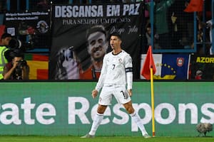 Cristiano Ronaldo celebra, con la bandera de Diogo Jota de fondo