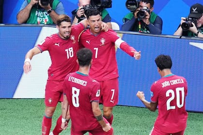 Cristiano Ronaldo celebra con Pedro Neto, Bruno Fernandes y Joao Cancelo, en la goleada de Portugal ante Uzbekistán en Houston
