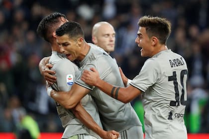 Cristiano Ronaldo celebra, Dybala se suma al festejo.