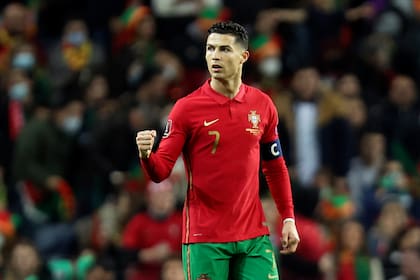 Cristiano Ronaldo celebra en el estadio Dragão luego de que Portugal consiguiera la clasificación para el Mundial Qatar 2022.