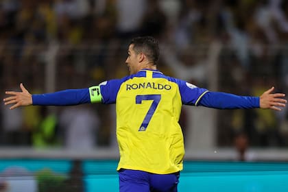 Cristiano Ronaldo celebra tras convertir su primer póker de goles en Arabia Saudita, con el '7', su marca de identidad