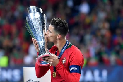 Cristiano Ronaldo con el trofeo de la Nations League; Portugal se convirtió en el primer campeón del nuevo certamen