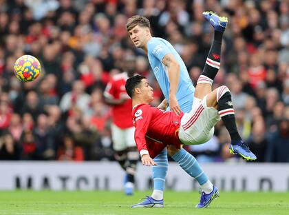 Cristiano Ronaldo, de Manchester United, ejecuta una chilena ante Manchester City; los clásicos rivales de la ciudad industrial se enfrentarán este domingo.