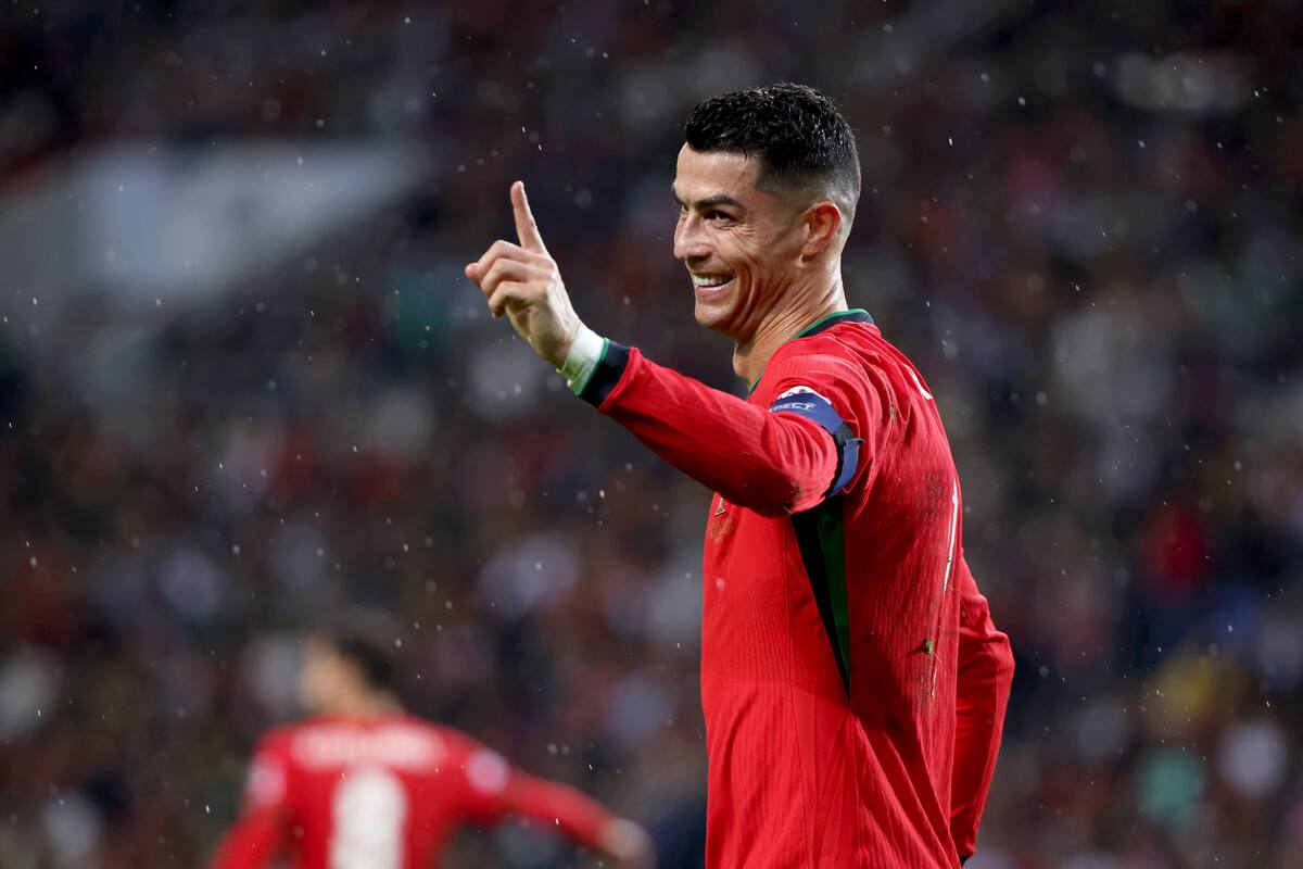 Cristiano Ronaldo, de Portugal, hace un gesto durante el partido de la Liga de Naciones