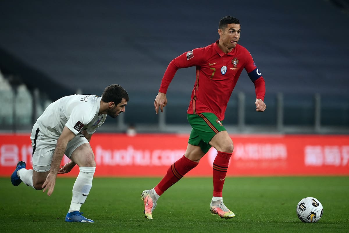 Cristiano Ronaldo deja atrás a un rival durante la victoria de Portugal sobre Azerbaiyán