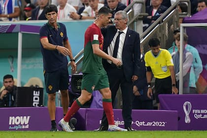Cristiano Ronaldo deja la cancha y el DT Fernando Santos lo saluda después de reemplazarlo, en el encuentro conta Portugal por la etapa de grupos del Mundial