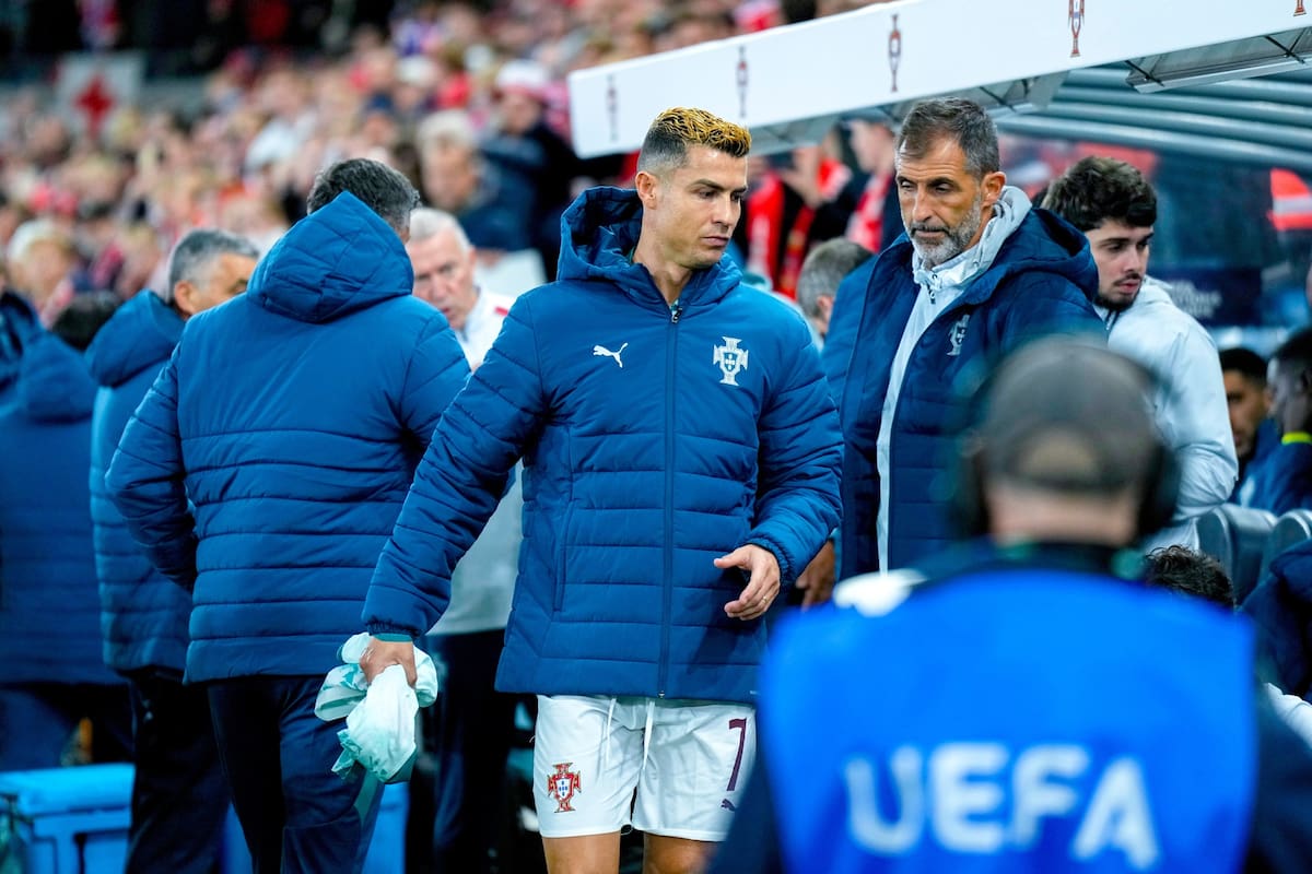 Cristiano Ronaldo en el banquillo de suplentes de Portugal previo al partido contra Noruega en la Li