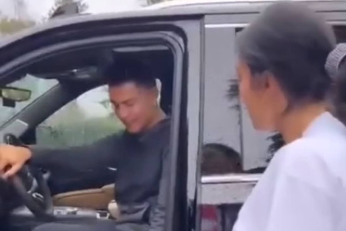 Cristiano Ronaldo en el momento de subirse a su flamante Cadillac Escalade, uno más para sumar en su lujosa colección.