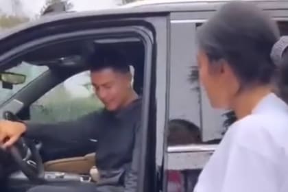 Cristiano Ronaldo en el momento de subirse a su flamante Cadillac Escalade, uno más para sumar en su lujosa colección.