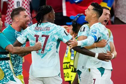 Cristiano Ronaldo festeja con sus compañeros tras anotar de penal ante Croacia