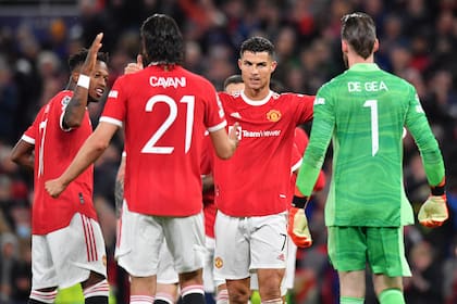 Cristiano Ronaldo festeja junto a sus compañeros el tanto agónico que significó la victoria de Manchester United por 2 a 1 frente a Villarreal