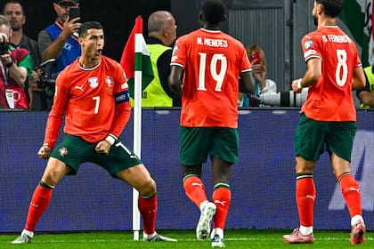 Cristiano Ronaldo festeja su gol de penal, mientras se acercan a saludarlo Nuno Mendes y Bruno Fernandes