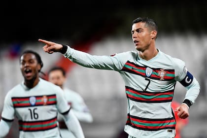 Cristiano Ronaldo festeja su gol, el segundo de Portugal en la victoria sobre Luxemburgo