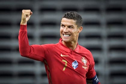 Sobre la hora del primer tiempo, Cristiano Ronaldo festejó su gol número 100 con la selección de Portugal