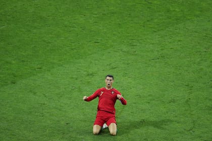 Cristiano marcó un hat-trick para el empate ante España