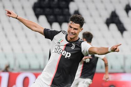 Cristiano Ronaldo festeja uno de sus dos goles en la victoria 2-1 de Juventus sobre Lazio