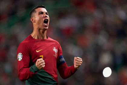 Cristiano Ronaldo festeja uno de sus goles para Portugal, que juega este lunes por las eliminatorias para la Eurocopa