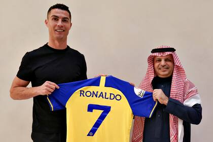 Cristiano Ronaldo firma contrato con el club Al Nassr
