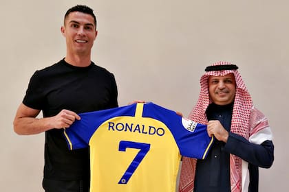Cristiano Ronaldo firma contrato con el club Al Nassr