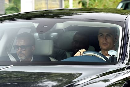 Cristiano Ronaldo fue al centro deportivo de Manchester United junto con su representante, Jorge Mendes