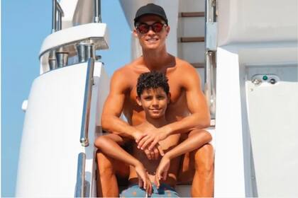 Cristiano Ronaldo junto a su hijo (Crédito: Instagram/@cristiano)