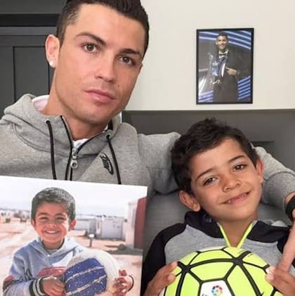 Cristiano Ronaldo junto a su hijo y una foto de su infancia