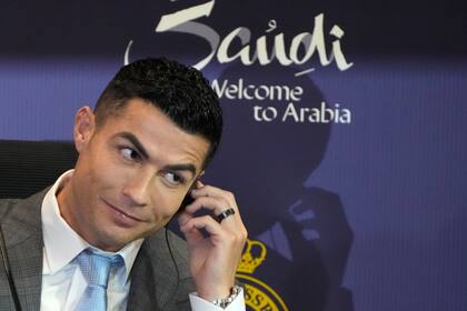 Cristiano Ronaldo, ofrece una conferencia de prensa durante su presentación con el Al Nassr, en Riad, Arabia Saudí, el 3 de enero de 2023. (AP Foto/Amr Nabil)
