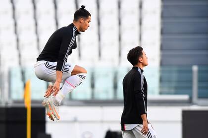 Cristiano Ronaldo quiere seguir iniciando por la izquierda sus ataques, y a Dybala le pidió el entrenador que se quede en el centro, cerca del portugués.