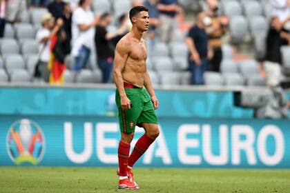Cristiano Ronaldo sale del campo luego de la derrota de Portugal ante Alemania en Munich por 4-2.