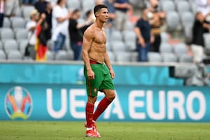 Cristiano Ronaldo sale del campo luego de la derrota de Portugal ante Alemania en Munich por 4-2.